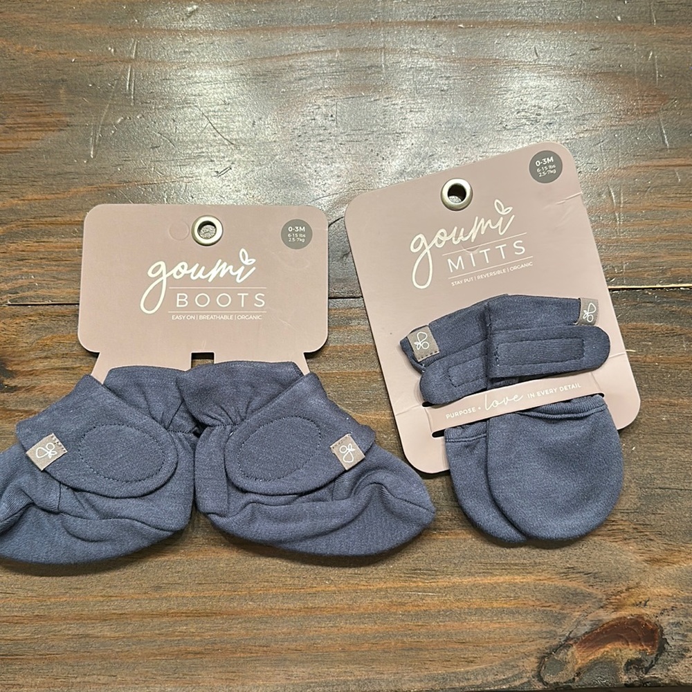 NWT. Goumi boots and Mitts. Navy. Size 0-3 M